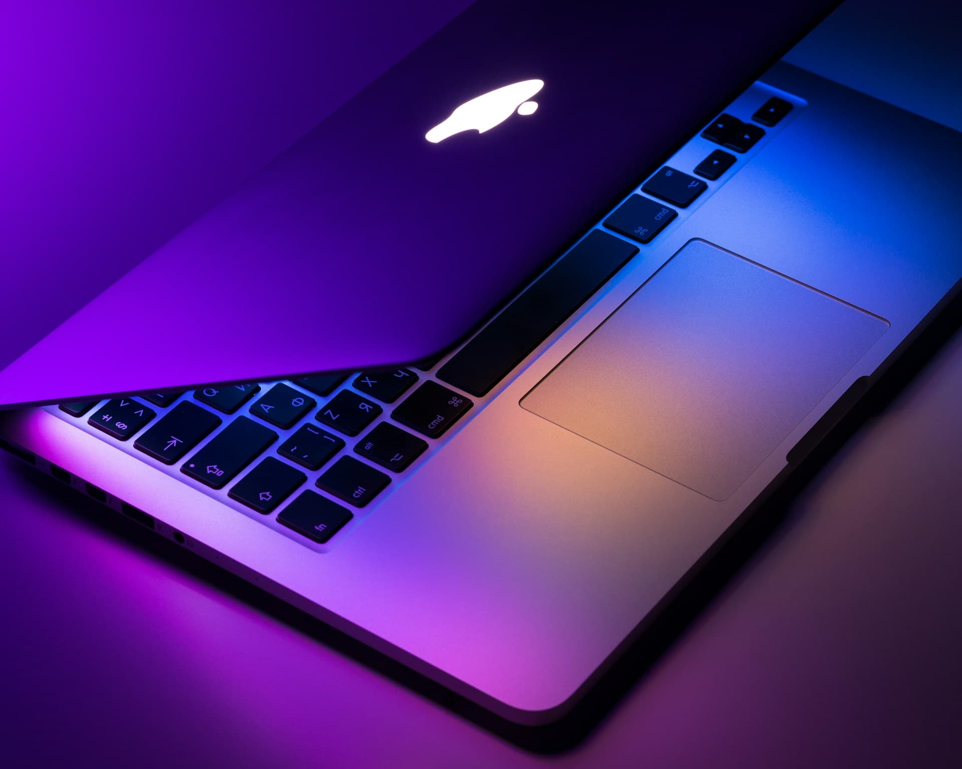 MacBook Pro на тёмном фоне